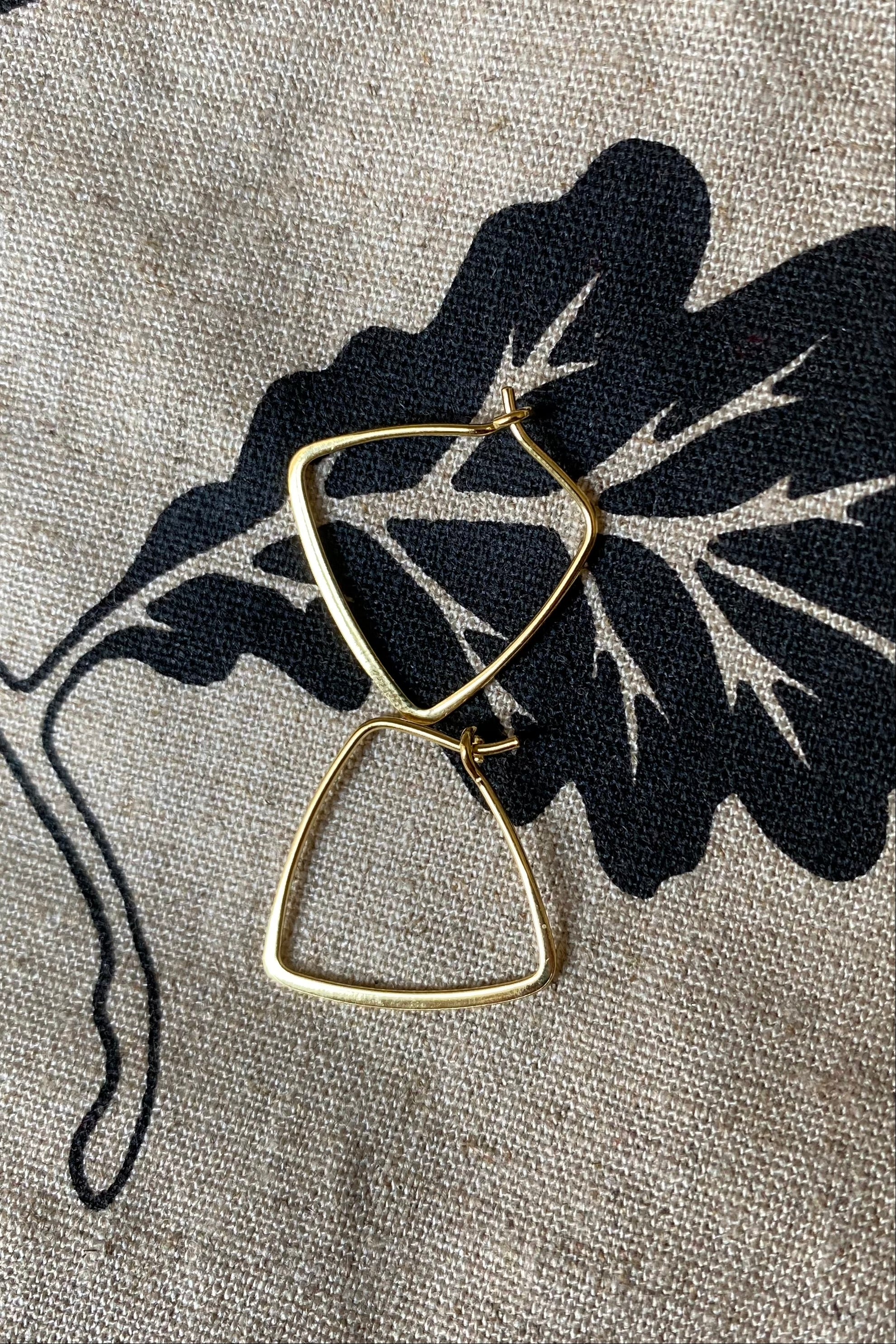 Tashi 14KGV Triangle Hoop